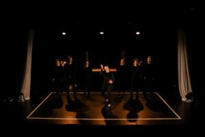 Dernière étape de la formation aux Cours Acquaviva : les étudiants en quatrième année mettent en scène un projet final, marquant leur transition vers le monde professionnel du théâtre.