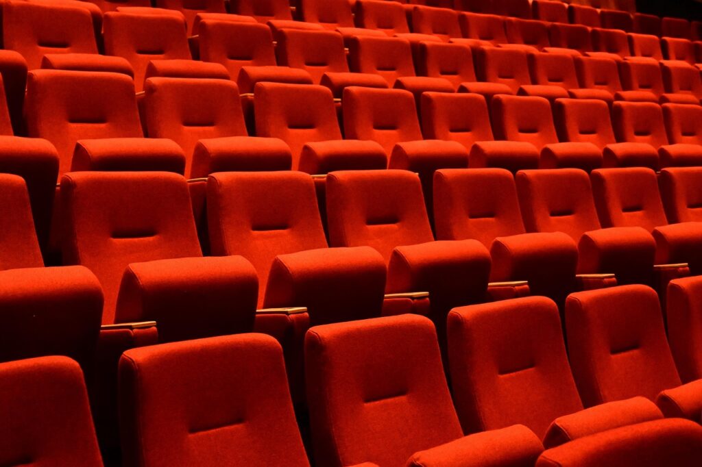 Les différences entre le conservatoire et une école de théâtre privée | Acquaviva