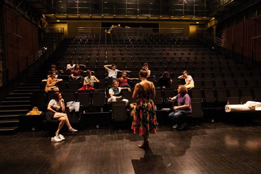 Aller en école de théâtre sans avoir le bac : quelles sont les solutions ? Acquaviva