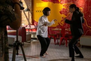 Comédiens pratiquant l'improvisation théâtrale lors d'un atelier à Paris, jouant une scène spontanée sur scène | Acquaviva